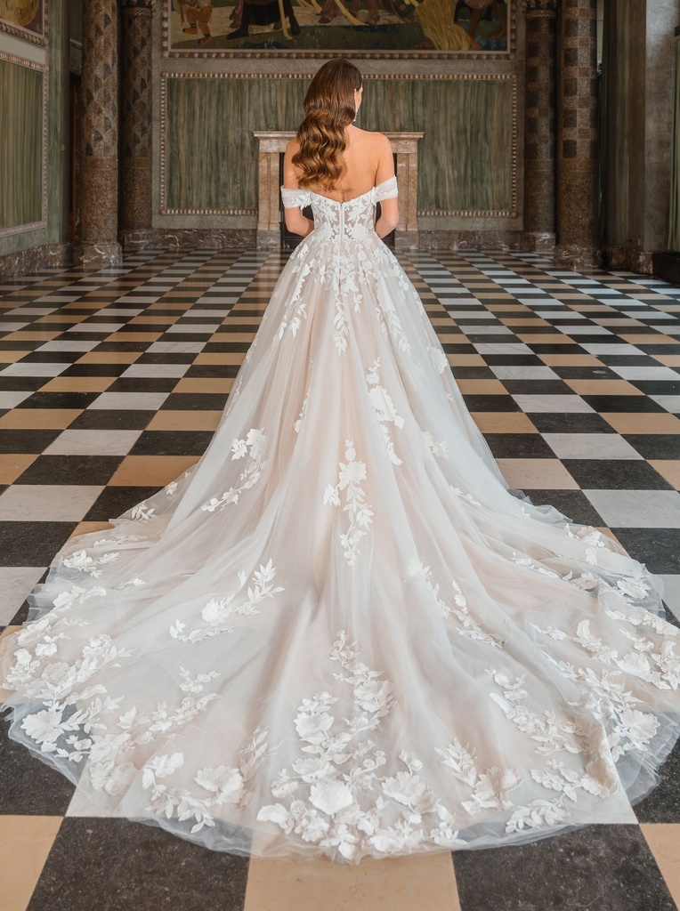 Royal-by-Diane-Legrand-Amber_DSC4153-Enhanced-NR-Edit.webp