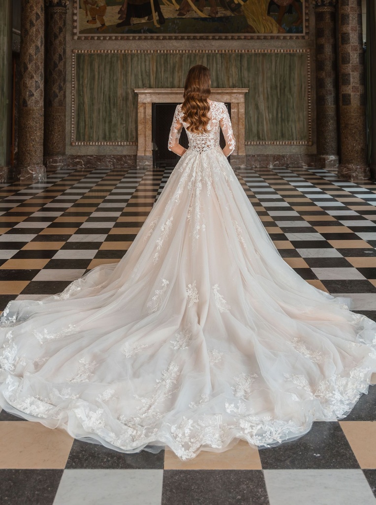 Royal-by-Diane-Legrand-Aurelia_DSC4539-Enhanced-NR-Edit.webp